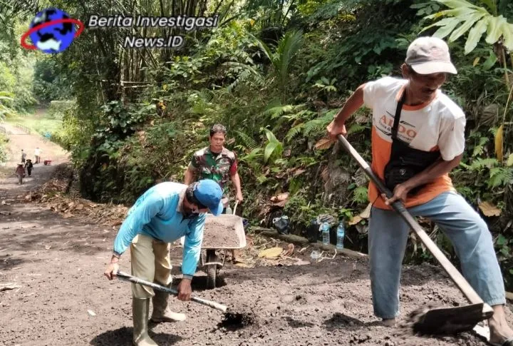 Lancarkan Perekonomian, Babinsa Bersama Masyarakat Gotong Royong Bangun Jalan Desa