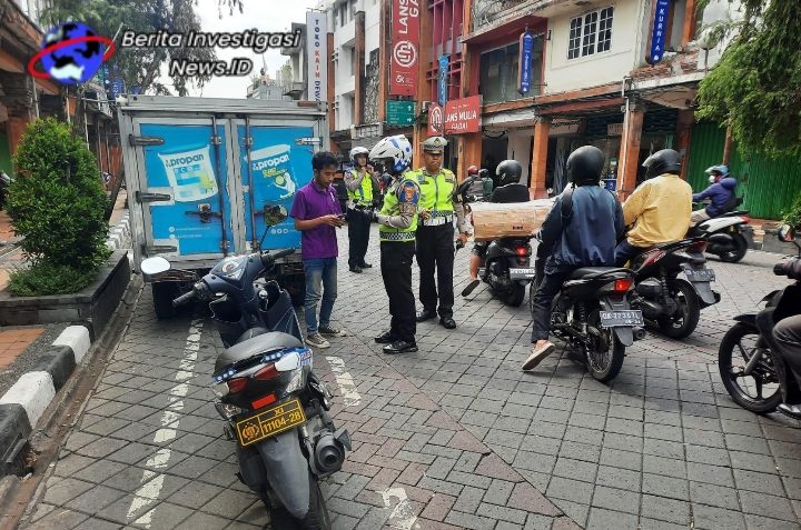 Sat Lantas Bersama Dishub Kota Denpasar Tertibkan Kendaraan Parkir Sembarang
