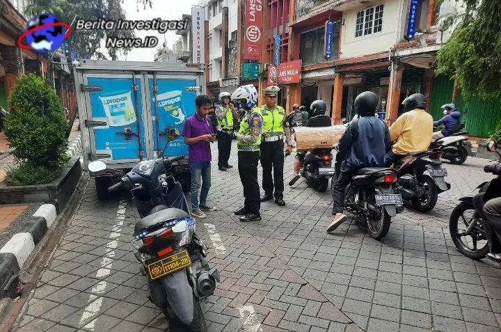 Sat Lantas Bersama Dishub Kota Denpasar Tertibkan Kendaraan Parkir Sembarang
