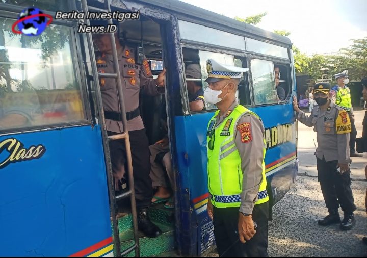 Puluhan Personil Polres Badung dan Satpol PP Laksanakan Penyekatan 