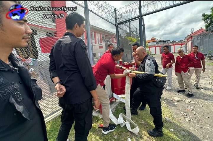 Tingkatkan Kewaspadaan, Petugas Lapas Kerobokan Lakukan Pelatihan Mitigasi Bencana Kebakaran