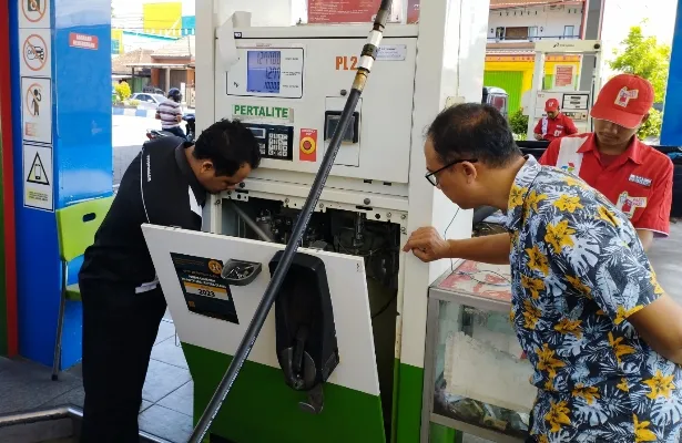 Jelang Mudik Lebaran Polres Ponorogo Sidak SPBU Pastikan Stok dan Takaran BBM Aman