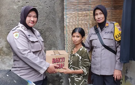 Polwan Polres Pelabuhan Tanjung Perak Door To Door Bagikan Bansos Kepada Warga Kurang Mampu