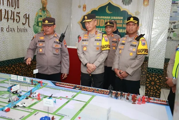 Kapolda Jatim Cek Pospam Pastikan Malam Jelang Lebaran Aman dan Kondusif