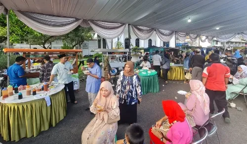 Usai Halal Bihalal Dengan Gus Muhdlor, Ribuan Warga Langsung Serbu Makanan dan Jajanan di Halaman Pendopo