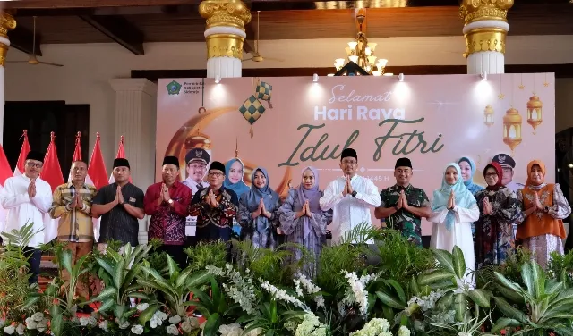 Ribuan Masyarakat Sidoarjo Rela Antri Halal Bihalal Dengan Gus Muhdlor dan Ning Sasha