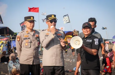 Cegah Laka Laut Pada Lebaran Ketupat Sinergitas TNI - Polri Beri Pengamanan di Pantai Watu Pecak Lumajang