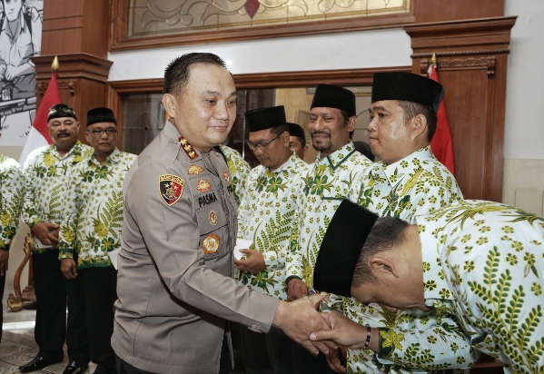 Kapolrestabes Surabaya Berangkatkan 17 Anggota TNI - POLRI dan Masyarakat Umroh Gratis