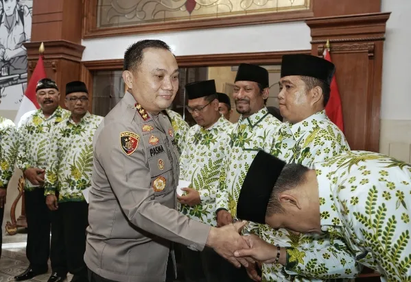 Kapolrestabes Surabaya Berangkatkan 17 Anggota TNI - POLRI dan Masyarakat Umroh Gratis