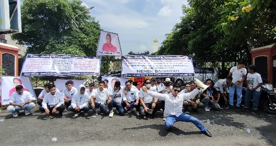 Orator Aksi Lakukan Aksi Gila di Polda Jatim Demi Bela Nenek Bahriyah
