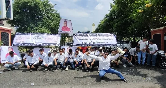 Orator Aksi Lakukan Aksi Gila di Polda Jatim Demi Bela Nenek Bahriyah