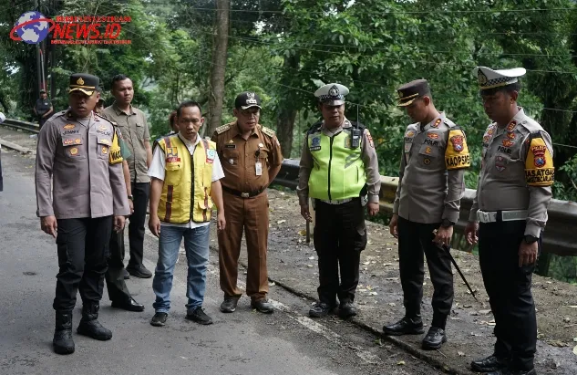Kapolres Jember Cek Jalan Lintas Gumitir yang Retak Himbau Kendaraan Berat Lewat Jalur Pantura