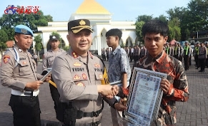 Kapolres Pasuruan Pimpin Upacara Korp Raport Sekaligus Pemberian Reward Anggota Polri dan Masyarakat