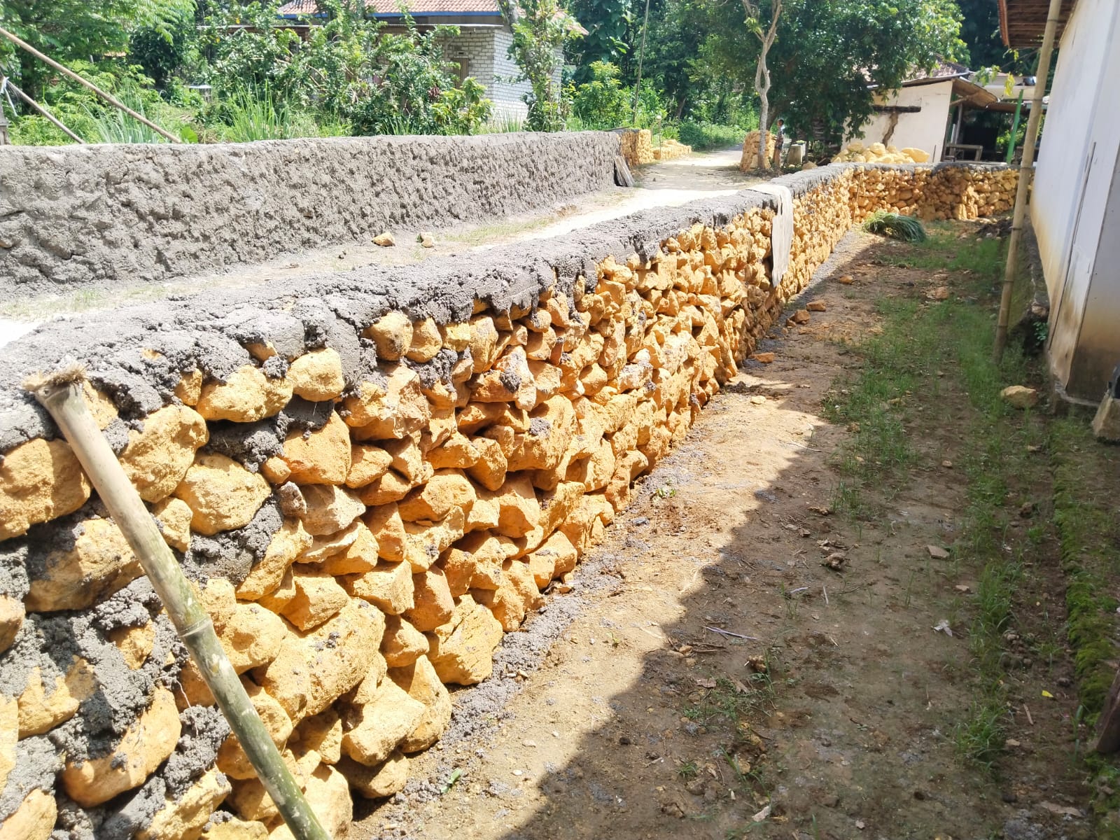 Diduga Proyek Siluman Milik Anggota Dewan Tanpa Papan Nama, dan Dikerjakan Asal Jadi Berlokasi di Dusun Nangsokah dan Dusun Bicabbih
