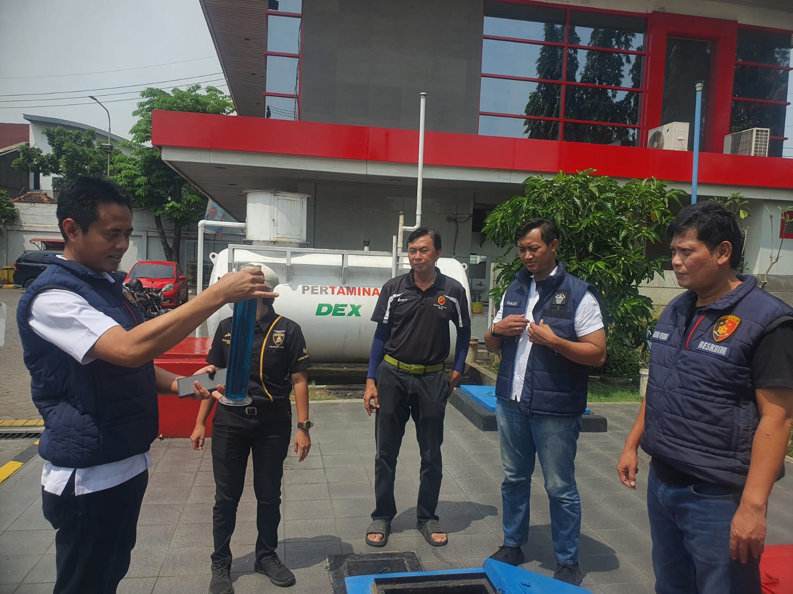 Belasan SPBU di Surabaya Utara Aman, Polres Pelabuhan Tanjung Perak Pastikan Tidak Ada Campuran Zat Lain - Stok Cukup
