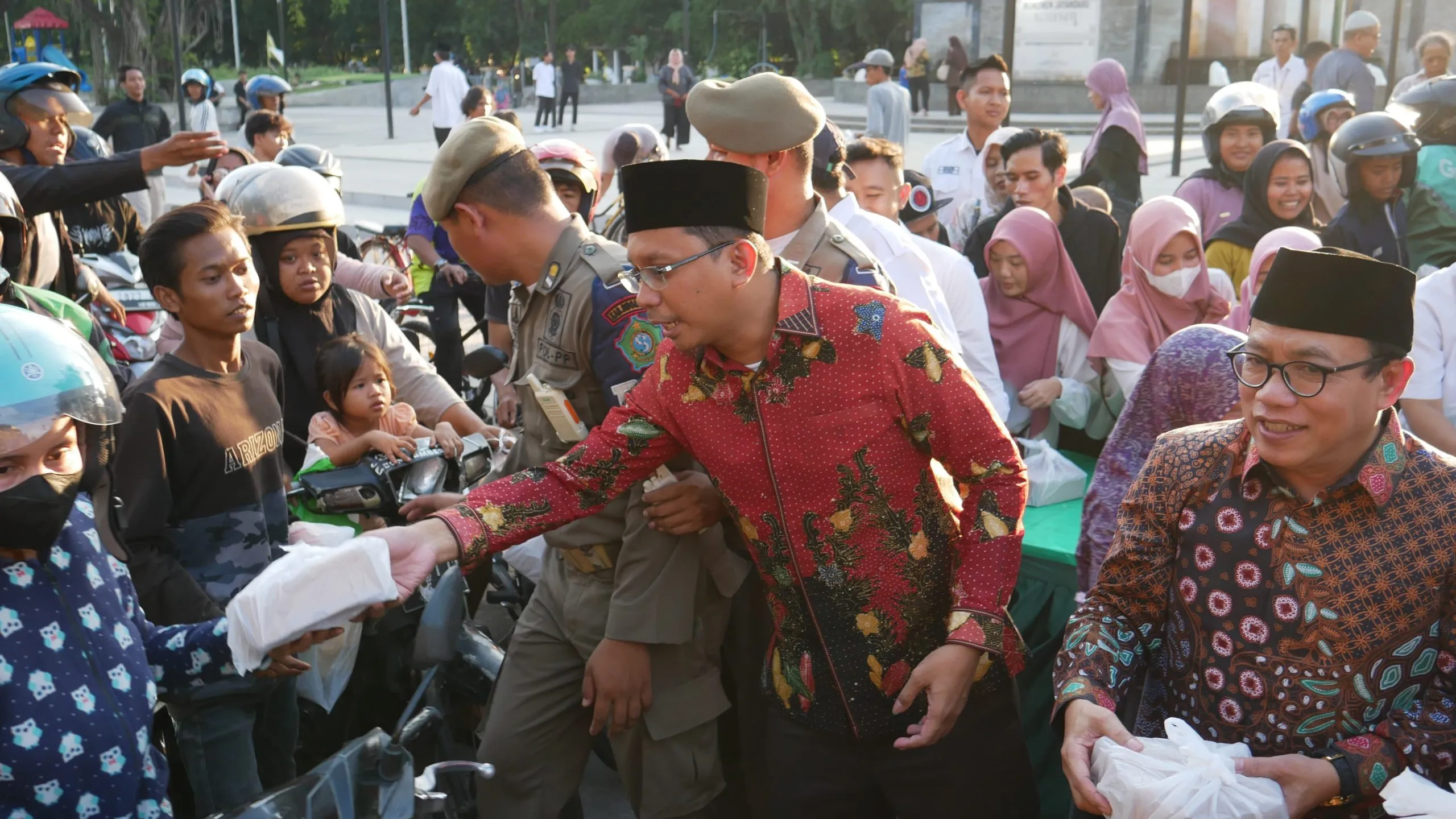 Gus Muhdlor Bersama ASN Bagi-Bagi Takjil Gratis Berkah Ramadhan