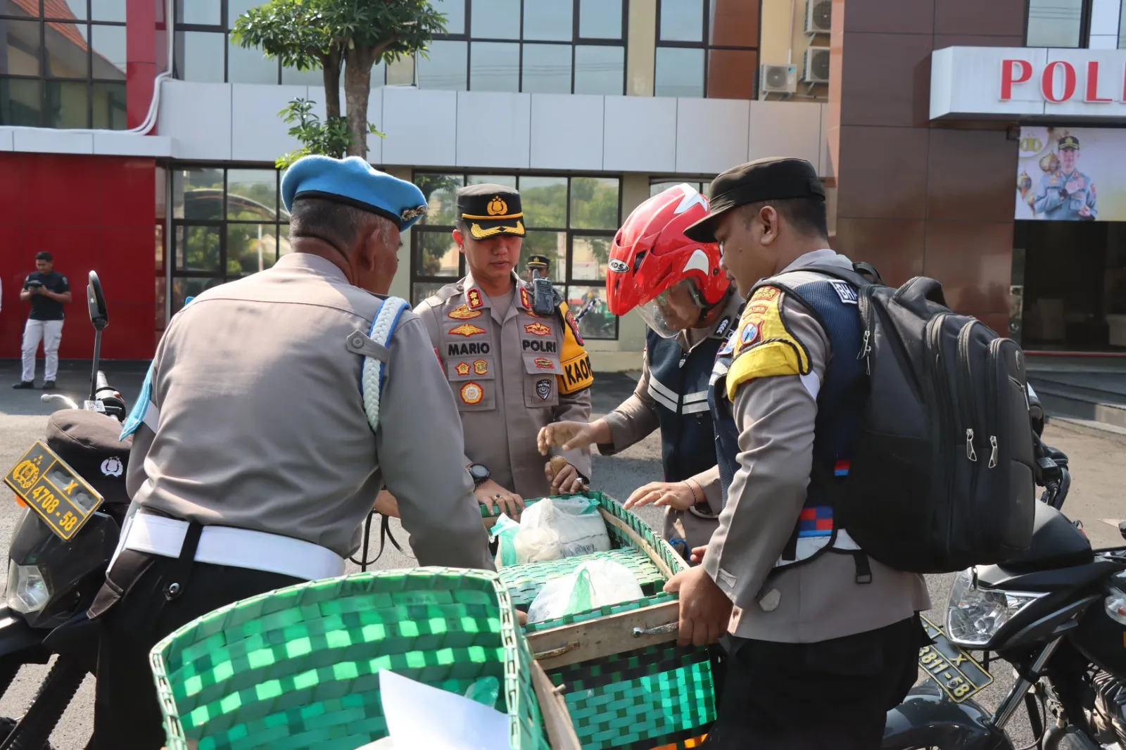 Pak Bhabin Polres Bojonegoro Salurkan 689 Paket Zakat Door To Door