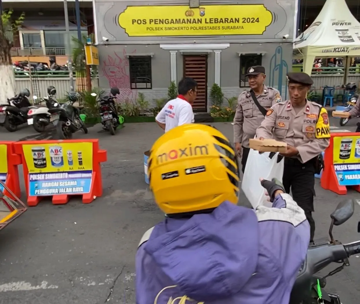 Polsek Simokerto Adakan Giat Bagi Takjil Gratis Kepada Warga dan Pengunjung ITC Mall Depan Pos Pam Lebaran 2024