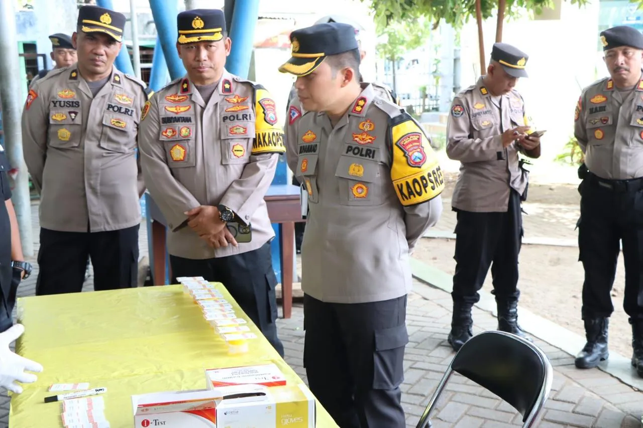 Polres Nganjuk Tes Urine Sopir Angkutan Umum Upaya Jaga Keselamatan Penumpang Mudik Lebaran