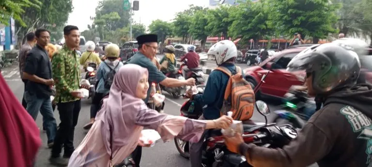 Plt Direktur RSUD R.T. Notopuro Sidoarjo Beserta Jajaran Staf Lakukan Giat Bagi 400 Takjil ke Pengguna Jalan