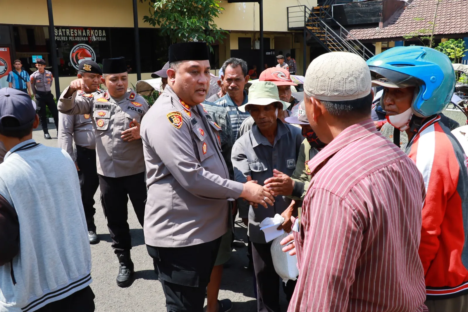 Polres Pelabuhan Tanjung Perak Gelar Bakti Sosial Kepada Kuli Panggul dan Abang Becak