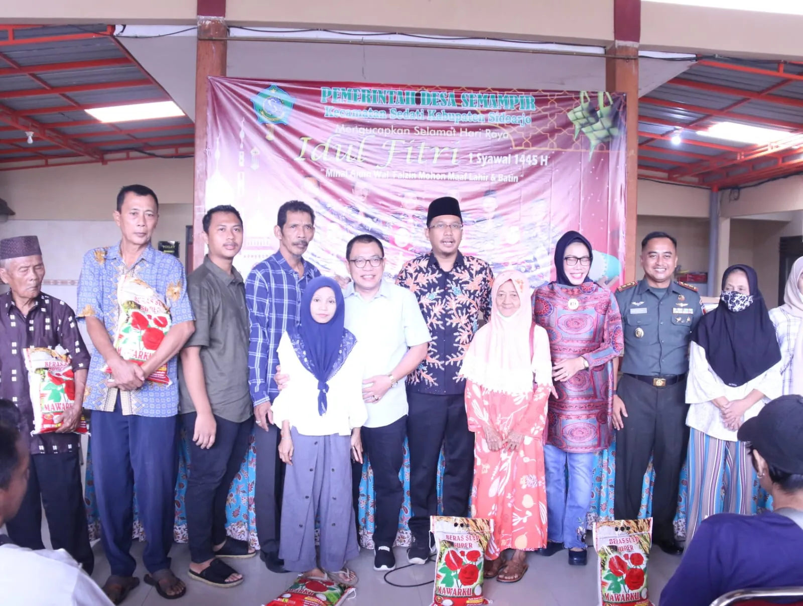 H+2 Lebaran, Gus Muhdlor Berikan Bantuan 5Kg Beras Untuk 700 Warga Terdampak Banjir