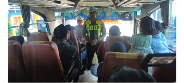 Polisi Berikan Himbauan Keselamatan Kepada Sopir dan Penumpang Bus