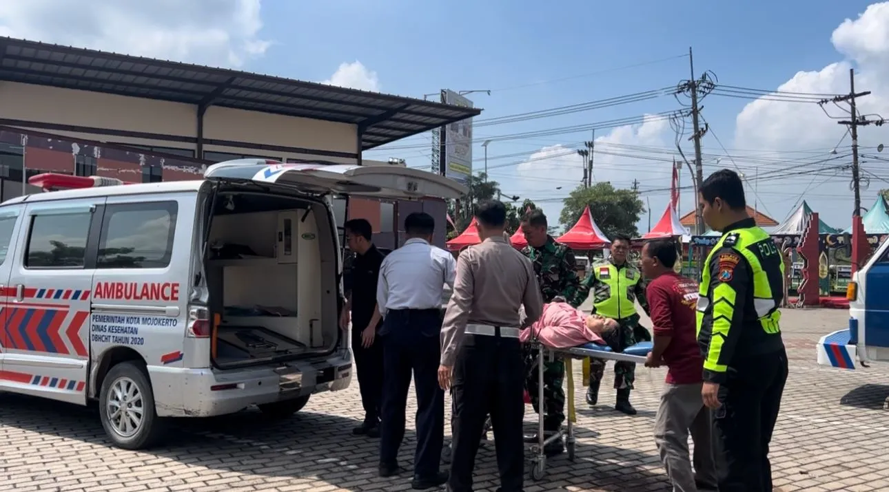Gercep Polisi Beri Pertolongan Pemudik di Kota Mojokerto Yang Pingsan di Bus