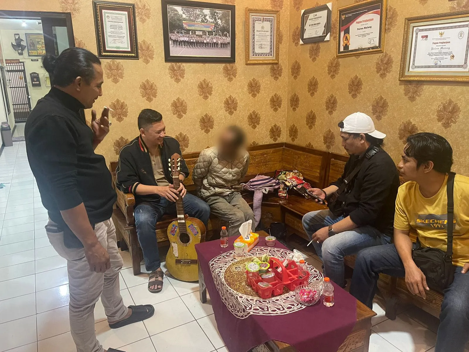 Polisi Amankan Pria Pukul Pemotor Menggunakan Gitar Saat Mudik Lebaran di Malang