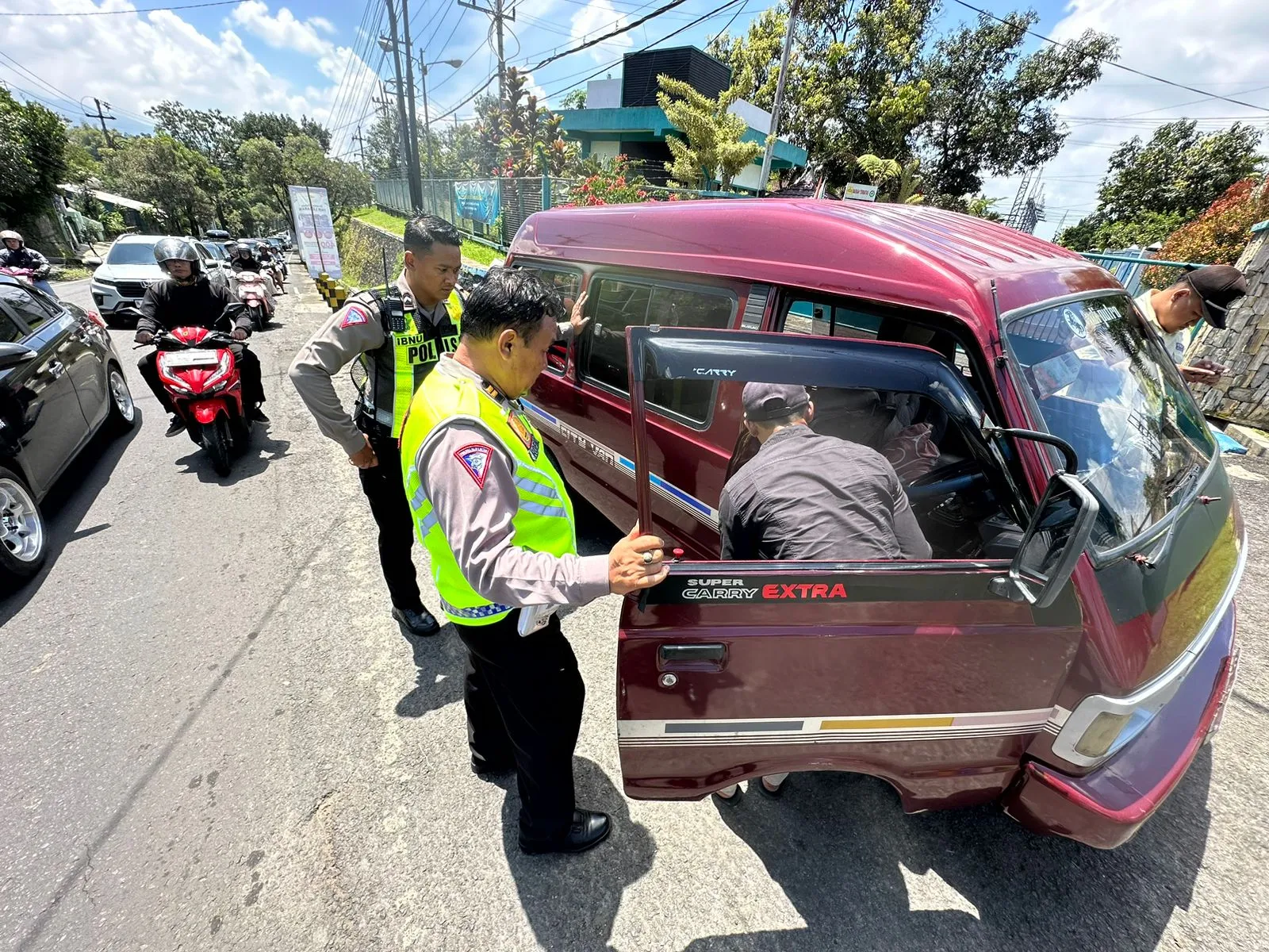 Layanan Prima Operasi Ketupat Semeru 2024, Polisi Rela Dorong Mobil Wisatawan di Kota Batu Yang Mogok