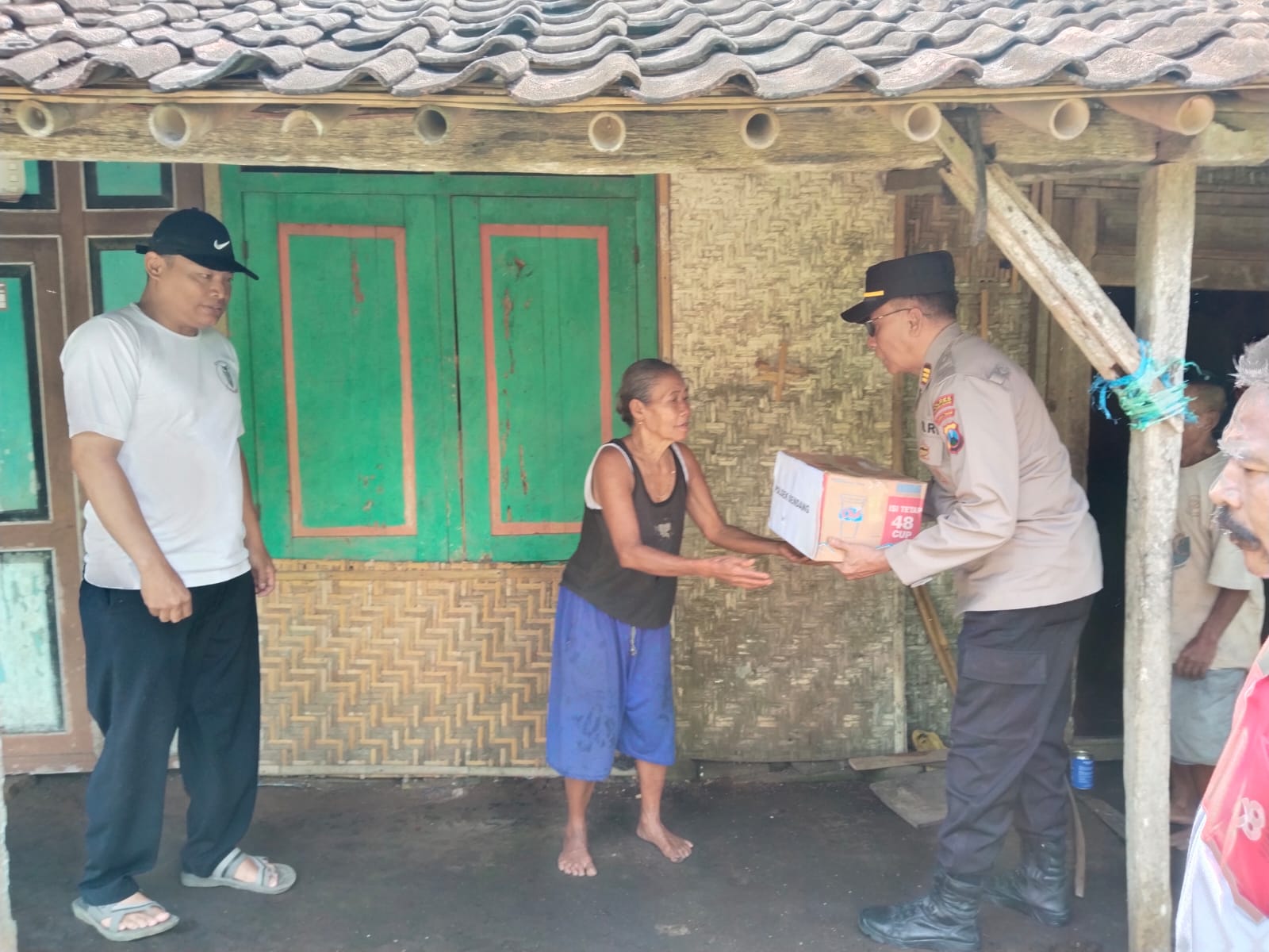 Polres Tulungagung Beri Bantuan Warga Desa Kedoyo Yang Mengalami Musibah Akibat Hujan Deras