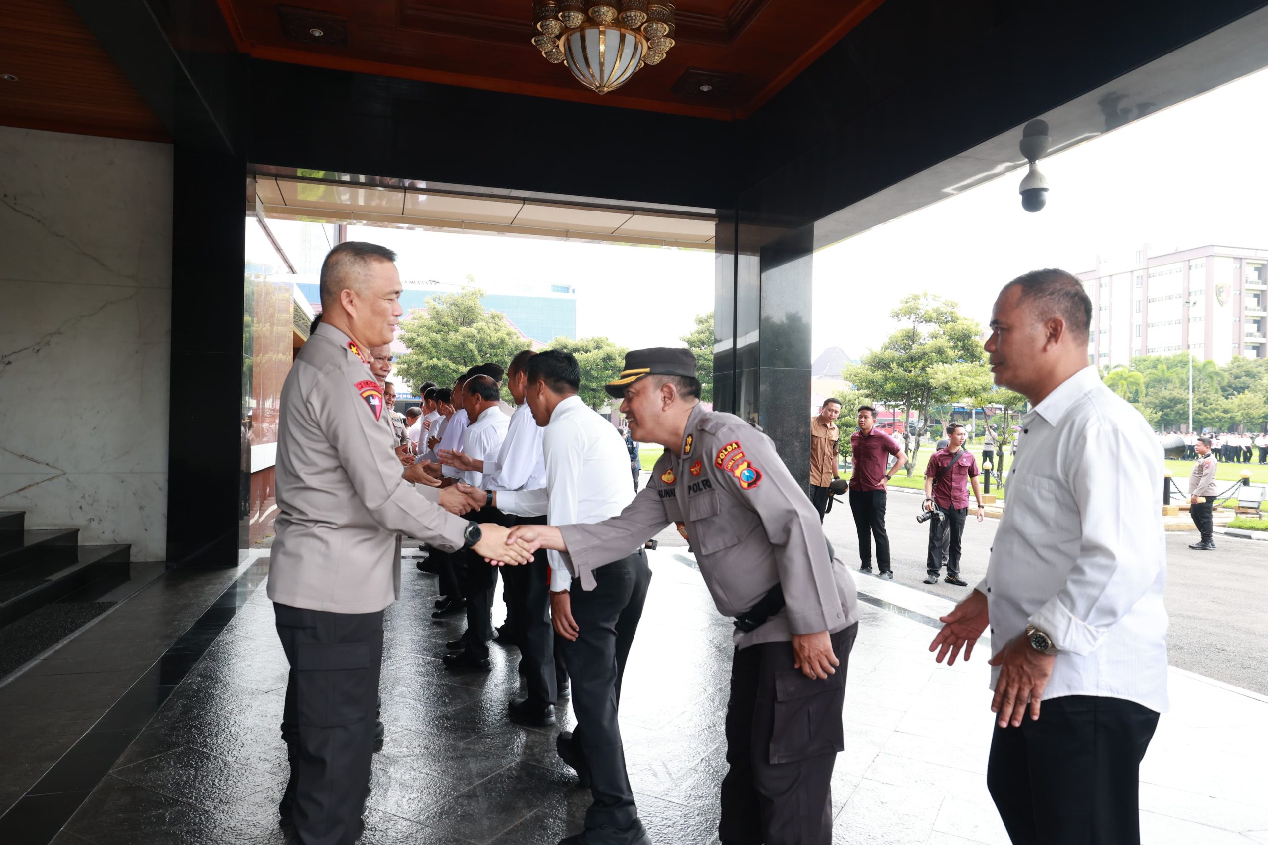 Hari Kesadaran Nasional, Kapolda Jatim Kembali Beri Penghargaan Anggota Berprestasi