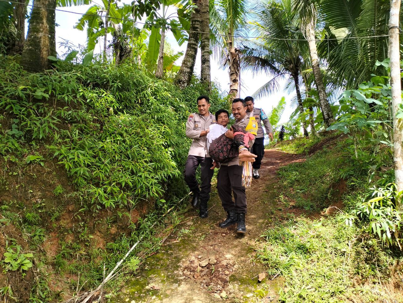 Polisi Berhasil Redam ODGJ Yang Mengamuk Resahkan Warga di Pacitan