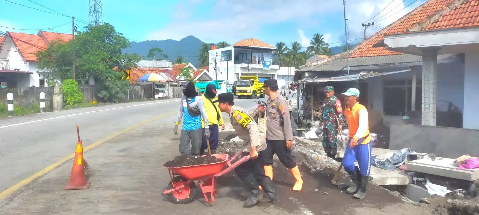 Sinergitas TNI - Polri Bersihkan Saluran Air Pasca Banjir di Lumajang