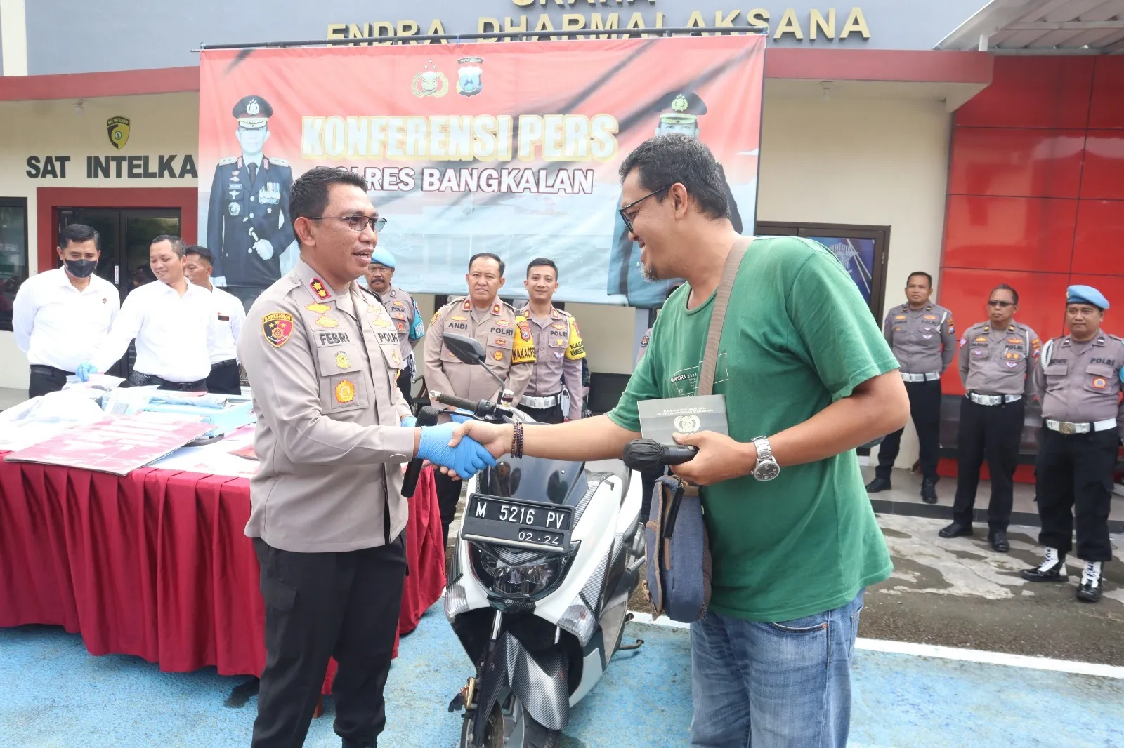 Kapolres Bangkalan Serahterimakan Langsung Sepeda Motor Yang Hilang Dicuri 6 Tahun Silam