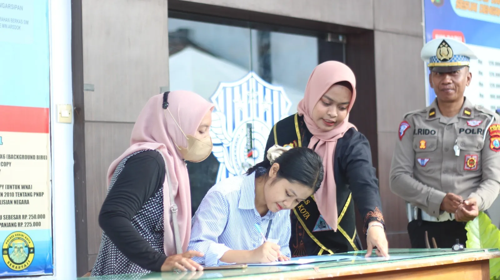 Berpakaian Adat Petugas Satpas SIM Polres Kediri Kota Layani Masyarakat di Hari Kartini