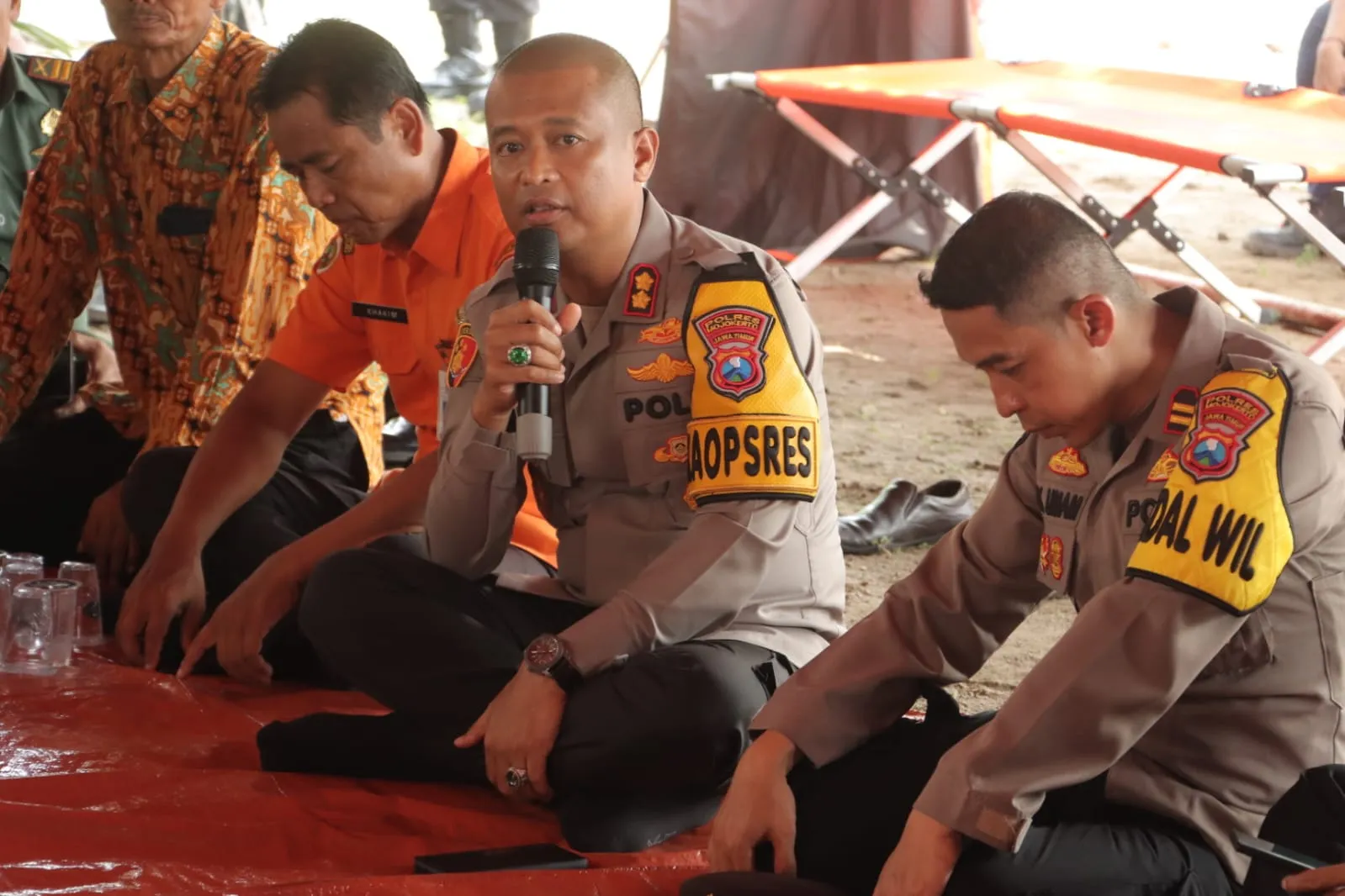 Polres Mojokerto Salurkan Bantuan Untuk Warga Terdampak Tanah Longsor di Dlanggu