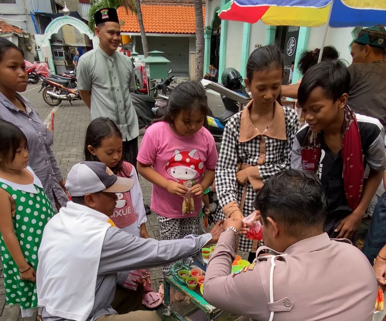 Kapolsek Simokerto Adakan Giat Jumat Berkah Dengan Bagikan 100 Nasi Kotak dan Borong Dagangan Pedagang Untuk Masyarakat