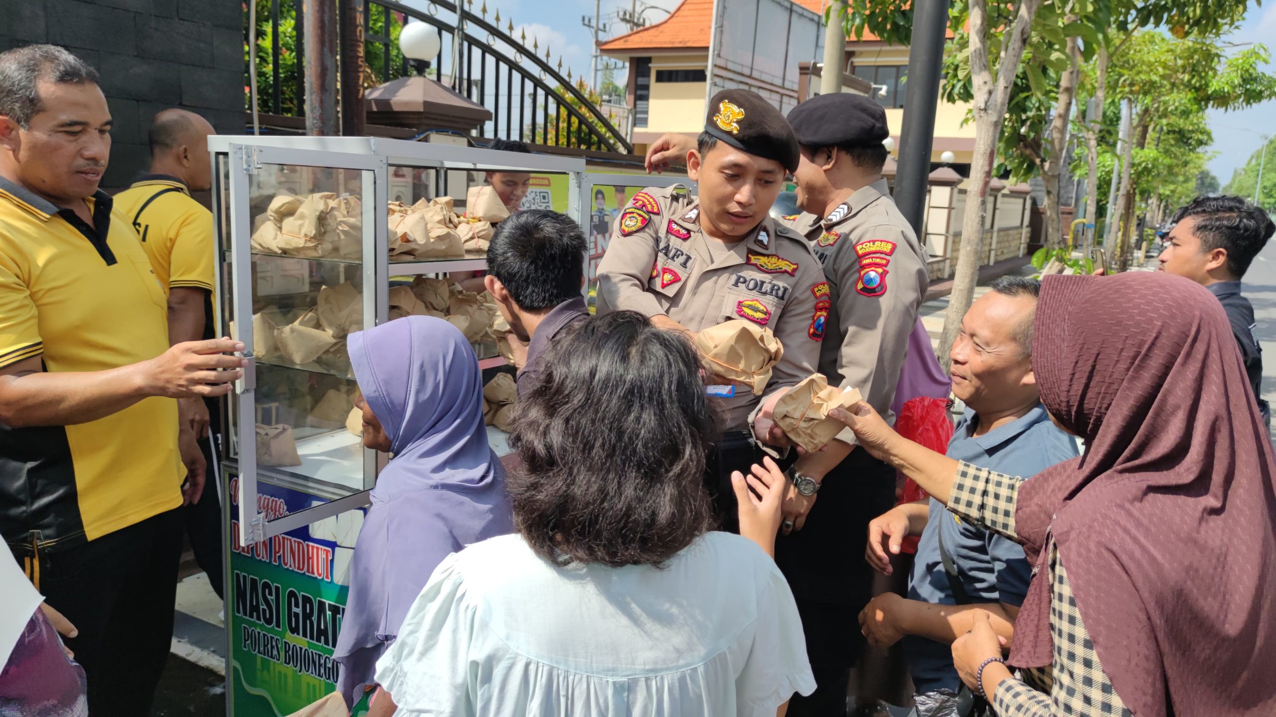 Jumat Berkah, Polres Bojonegoro Sediakan Etalase Nasi Gratis