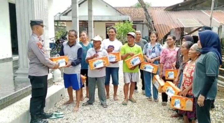 Polres Tulungagung Salurkan Bantuan Sembako Untuk Warga Terdampak Bencana di Tiga Desa