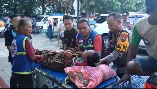 Sigap dan Tanggap, Lihat Warganya Sakit Polisi di Mojokerto Bantu Antar ke Rumah Sakit