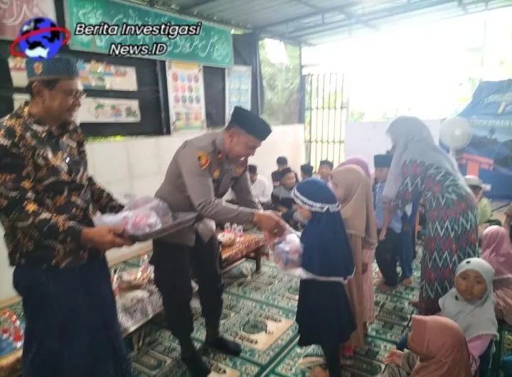 100 Kotak Takjil Diserahkan Kapolsek Mengwi kepada Warga Muslim
