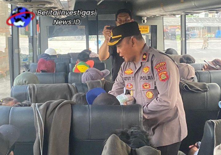 Kapolsek Mengwi Kompol Adnyana TJ Bagikan Takjil di Terminal Mengwi