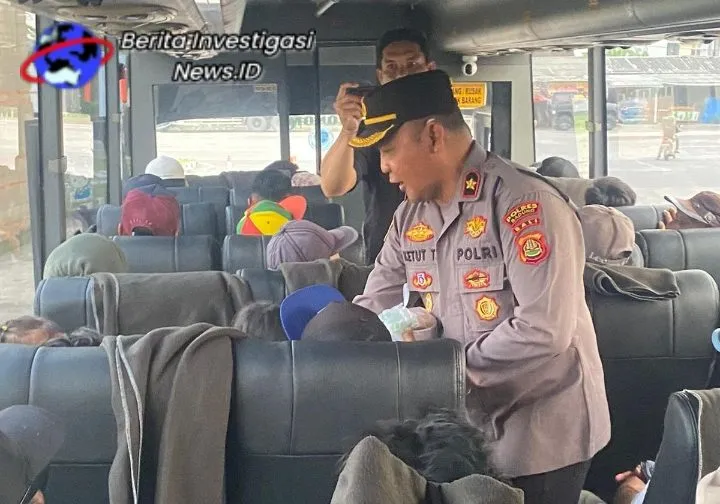 Kapolsek Mengwi Kompol Adnyana TJ Bagikan Takjil di Terminal Mengwi