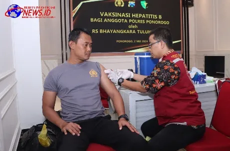 Polres Ponorogo Gelar Vaksinasi Hepatitis B dan Deteksi Dini Narkoba Bagi Anggota