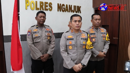 Kapolres Nganjuk Beri Bantuan Sosial Kepada Ilun Bocah SD Yang Bantu Orang Tua Menjadi Pengumpul Sampah Daur Ulang