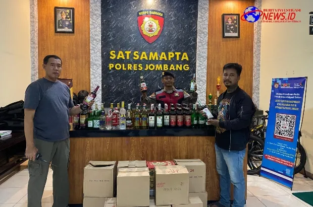 Polisi Amankan Seorang Pemuda dan Ratusan Botol Miras Dari Berbagai Merk di Jombang