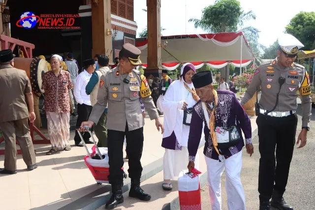 Layani Sepenuh Hati, Polisi Bantu Pemberangkatan Calon Jamaah Haji di Tuban