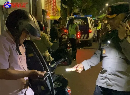 Kapolsek Simokerto Gelar Operasi Kejahatan Malam dan Berikan Coklat ke Pengendara Motor Yang Tertib Berlalu-lintas