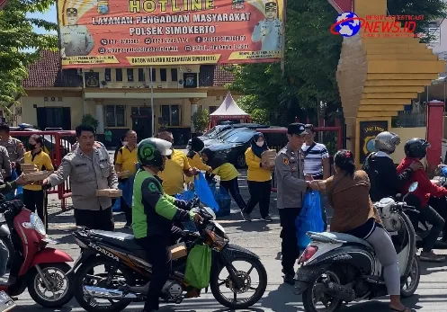 Polsek Simokerto Gelar Kegiatan Jumat Berkah Secara Rutin Dengan Berbagi Nasi Kotak Kepada Masyarakat